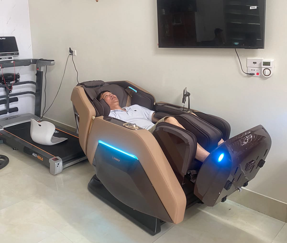 Khách hàng trải nghiệm ghế massage
