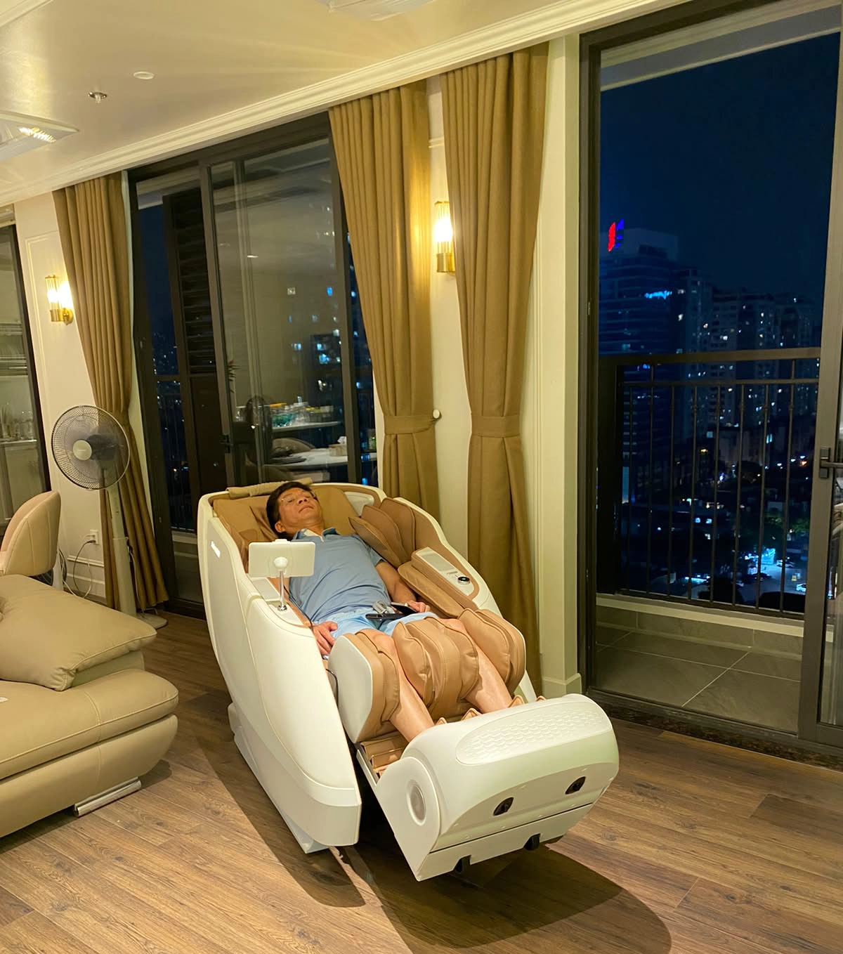 Khách hàng trải nghiệm ghế massage