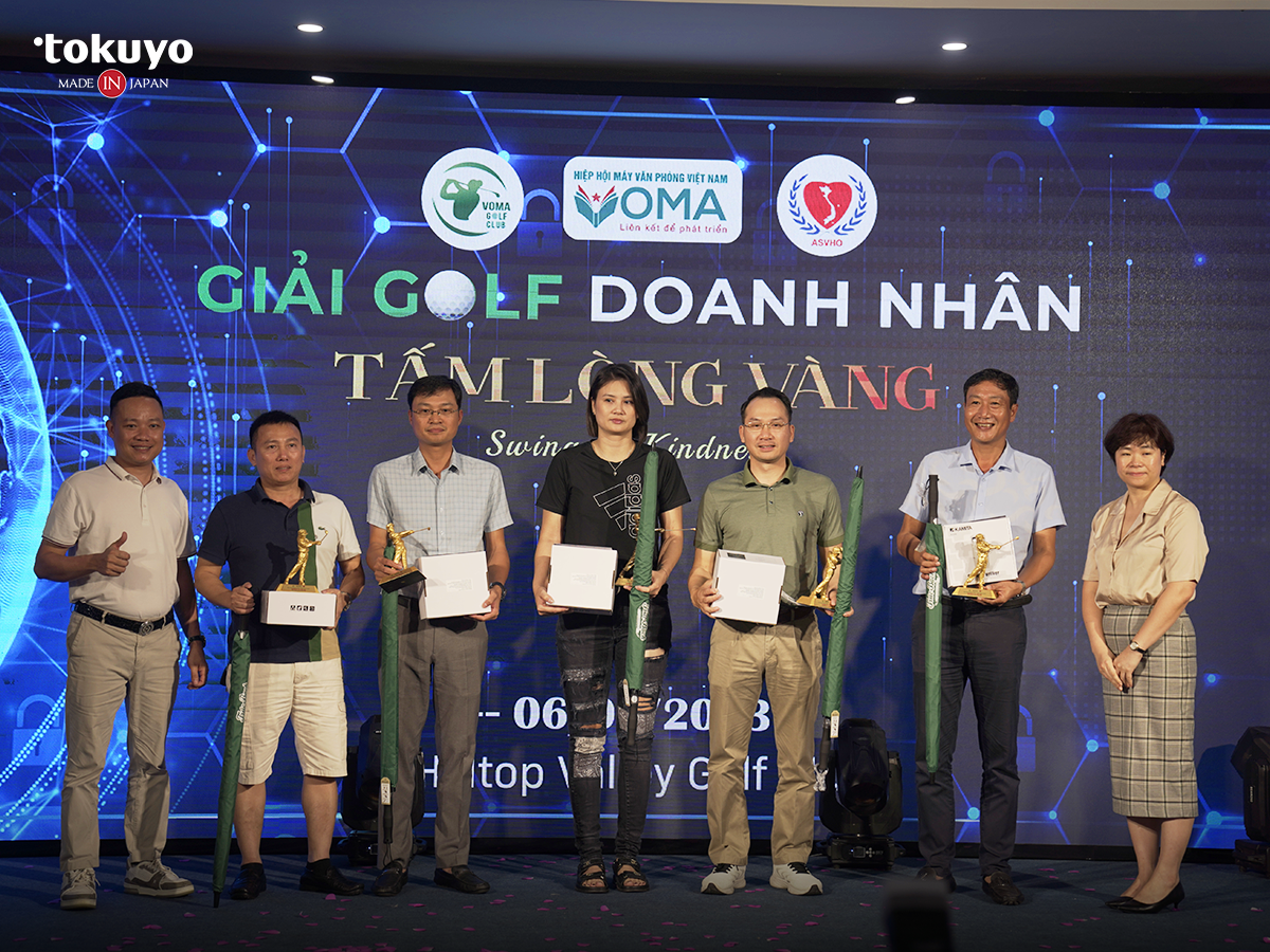 Anh Lê Văn Khôi - Tổng giám đốc Tokuyo Group trao quà cho các golfer xuất sắc