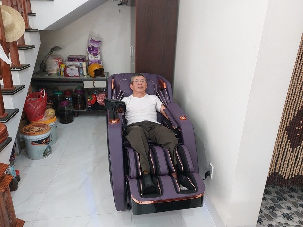 ảnh khách hàng nhận sản phẩm ghế massage tokuyo