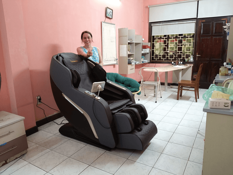 Khách hàng vui mừng khi nhận ghế massage Tokuyo
