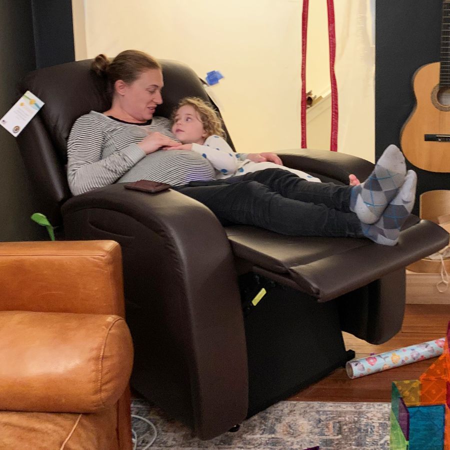 Các trường hợp mẹ bầu nên tránh ngồi ghế massage