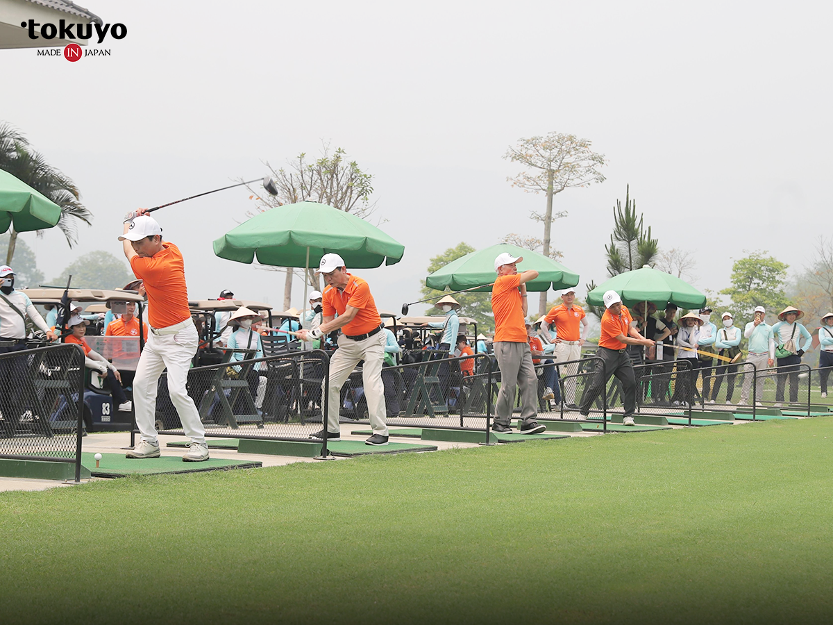 Hình ảnh các golfer đang thi đấu những hố golf đầu tiên 