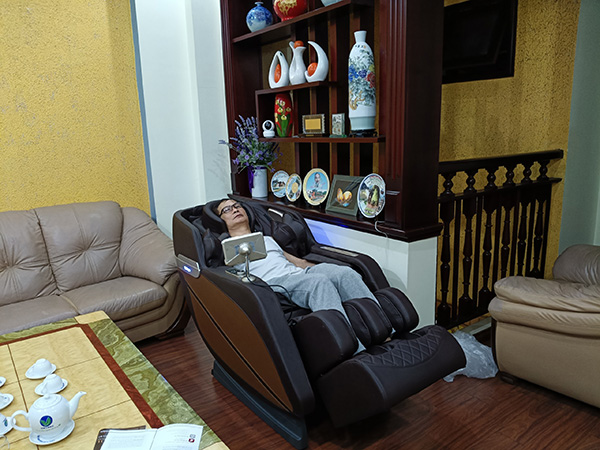 Khách hàng trải nghiệm ghế massage Tokuyo tại nhà