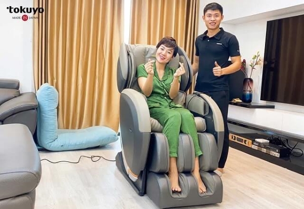 Người dùng thích thú trải nghiệm ghế massage Tokuyo