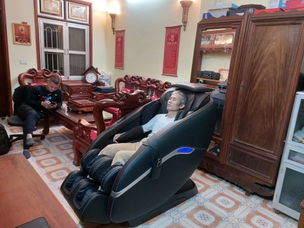 Khách hàng trải nghiệm ghế massage Tokuyo tại nhà