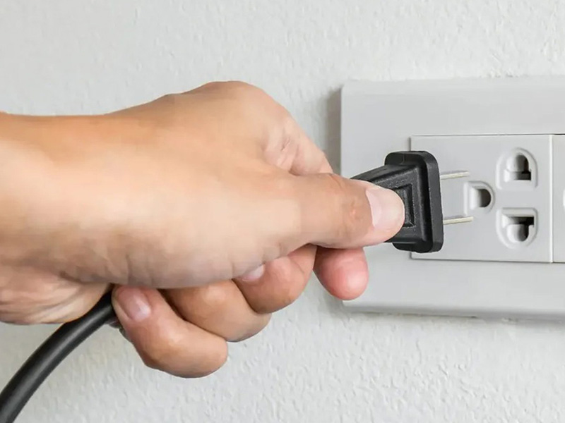 Nên nhớ rút nguồn điện trước khi khởi động lại ghế massage