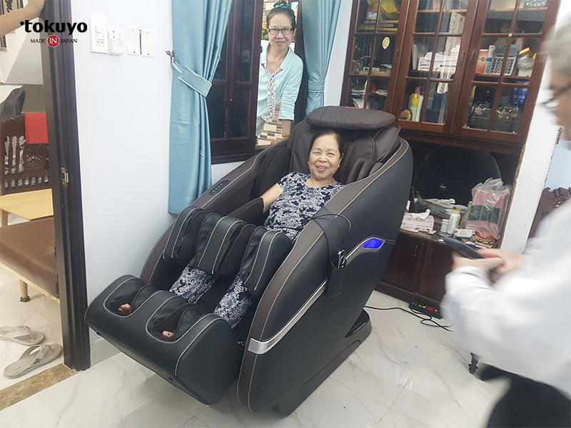 trải nghiệm khách hàng trên ghế massage