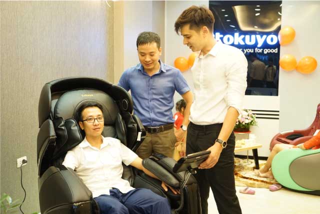 tokuyo khai truong showroom ba trieu