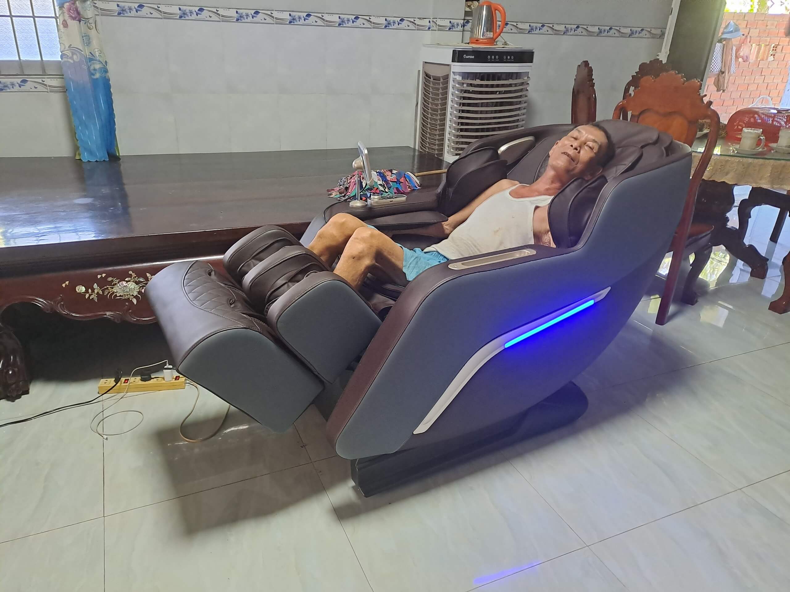 Khách hàng trải nghiệm ghế massage Tokuyo tại nhà