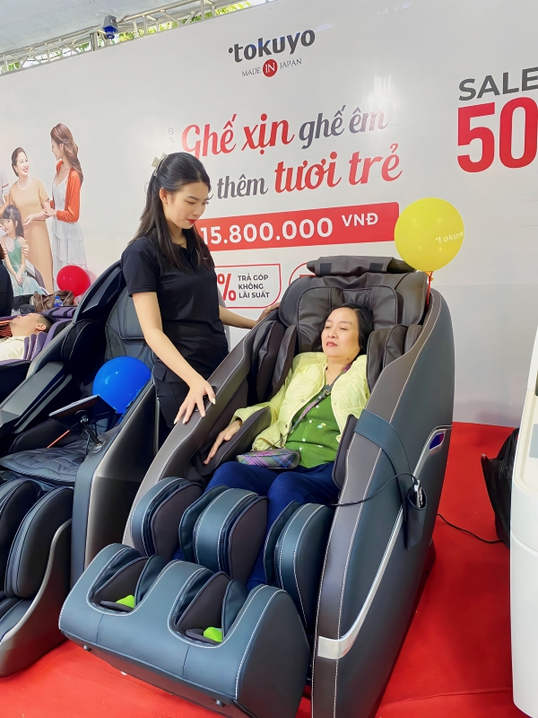 Ghế massage Tokuyo sự kiện tại Phố đi bộ HN
