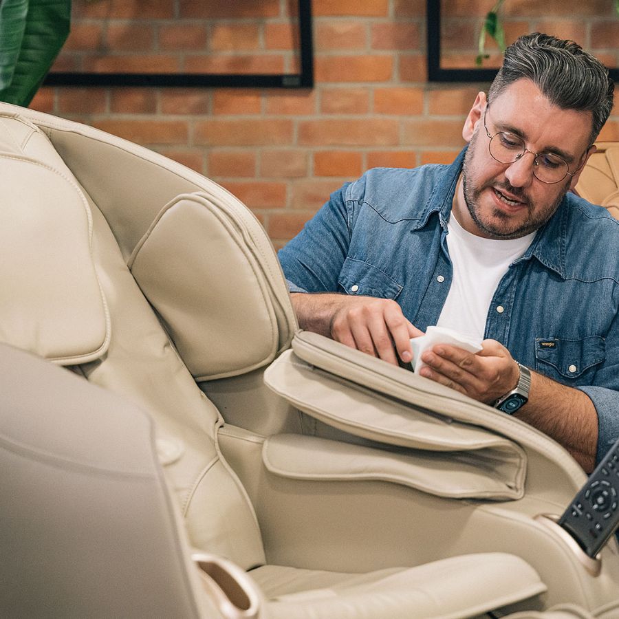 Vệ sinh bộ phận bên trong ghế massage