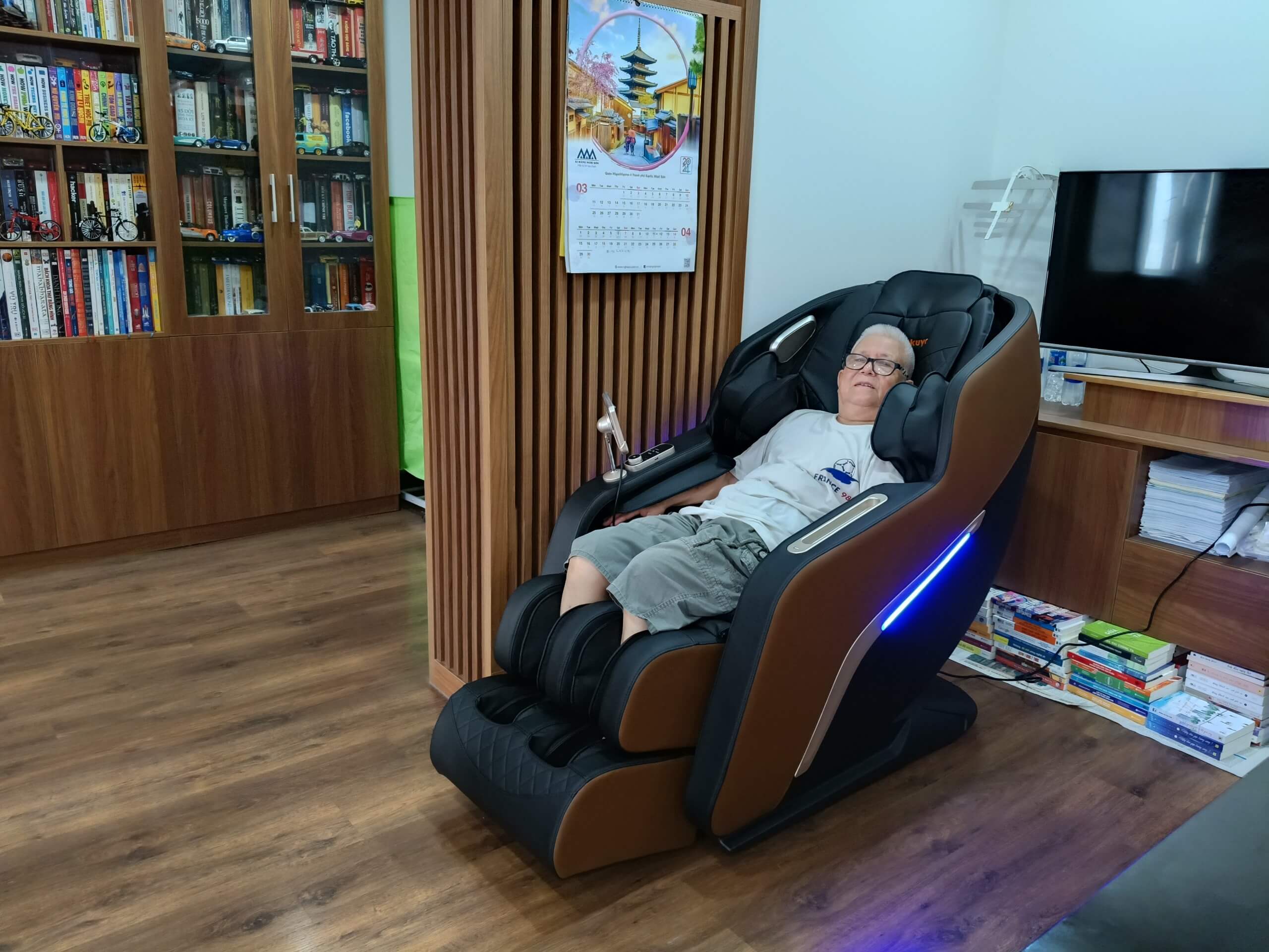 Khách hàng trải nghiệm ghế massage